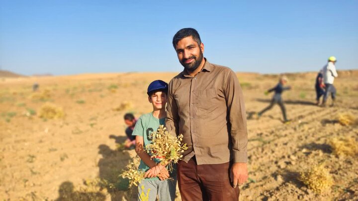 تصاویر/ طلبه مدرسه آیت‌ الله آخوند(ره) دانش‌ آموزان را به تجربه‌ای متفاوت از زندگی برد