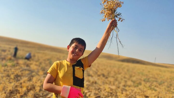 تصاویر/ طلبه مدرسه آیت‌ الله آخوند(ره) دانش‌ آموزان را به تجربه‌ای متفاوت از زندگی برد