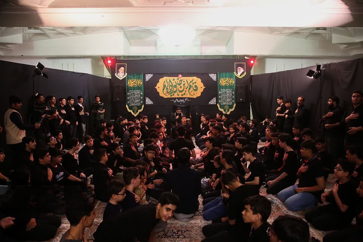 عزاداری نوجوانان دلداده امام حسن مجتبی(ع) در حرم بانوی کرامت + فیلم عزاداری نوجوانان دلداده امام حسن مجتبی(ع) در حرم بانوی کرامت + فیلم