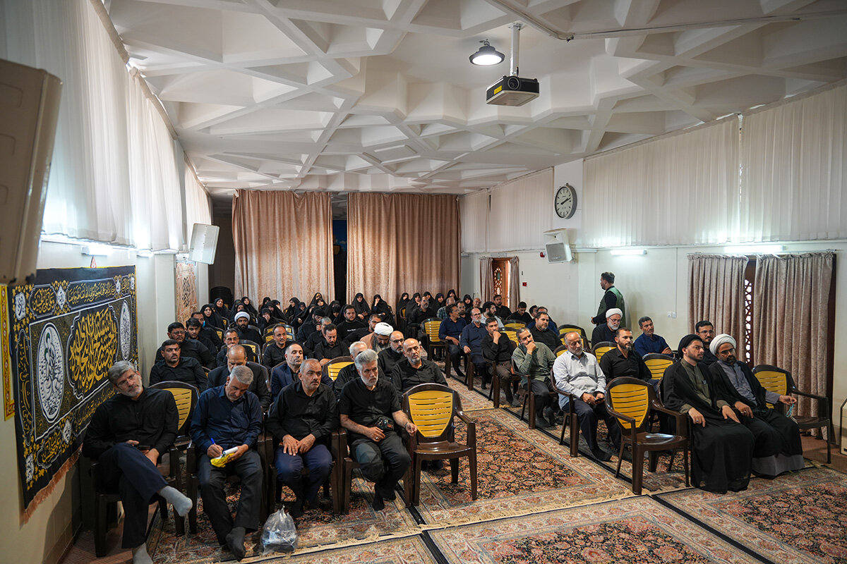 تصاویر/ آخرین نشست توجیهی خادمان حرم بانوی کرامت برای خدمت‌رسانی به زائران اربعین