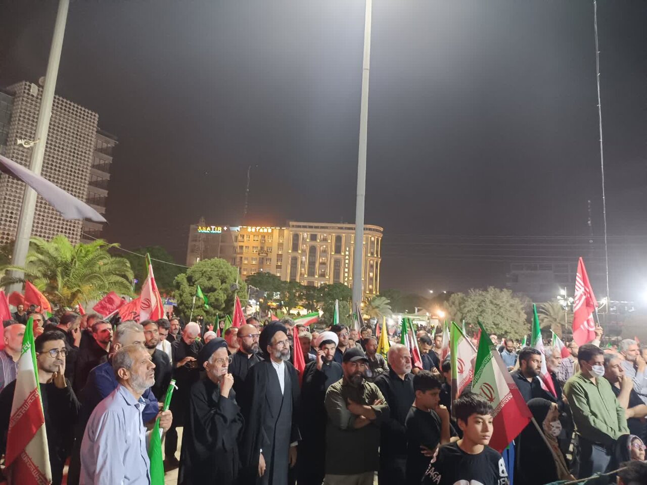 اطاعت و پیروی از امام در فضای سخت و در فضای جنگ و نبرد با دشمن معنا پیدا میکند اطاعت و پیروی از امام در فضای سخت و در فضای جنگ و نبرد با دشمن معنا پیدا میکند
