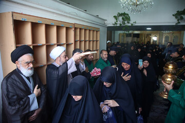 بدرقه خادمان حرم حضرت معصومه(س) برای خدمت به زائران اربعین حسینی +تصاویر