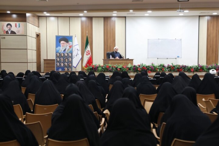 تصاویر/ برگزاری دوره توانمندسازی شیوه‌های مواجهه با نسل نو در حوزه علمیه یزد