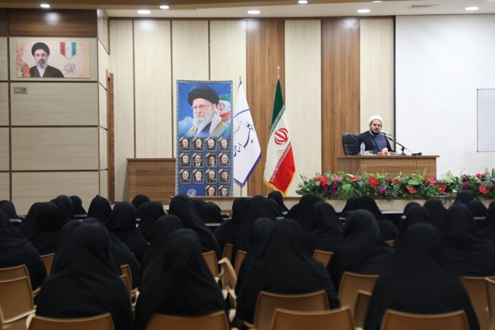 تصاویر/ برگزاری دوره توانمندسازی شیوه‌های مواجهه با نسل نو در حوزه علمیه یزد