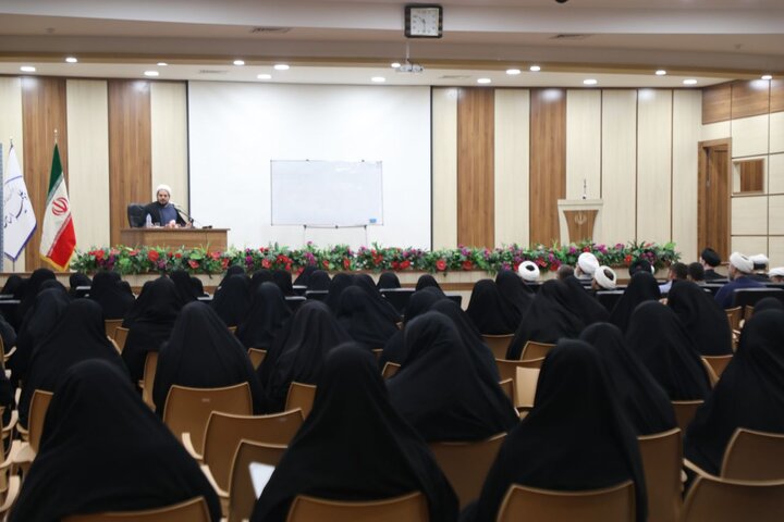 تصاویر/ برگزاری دوره توانمندسازی شیوه‌های مواجهه با نسل نو در حوزه علمیه یزد
