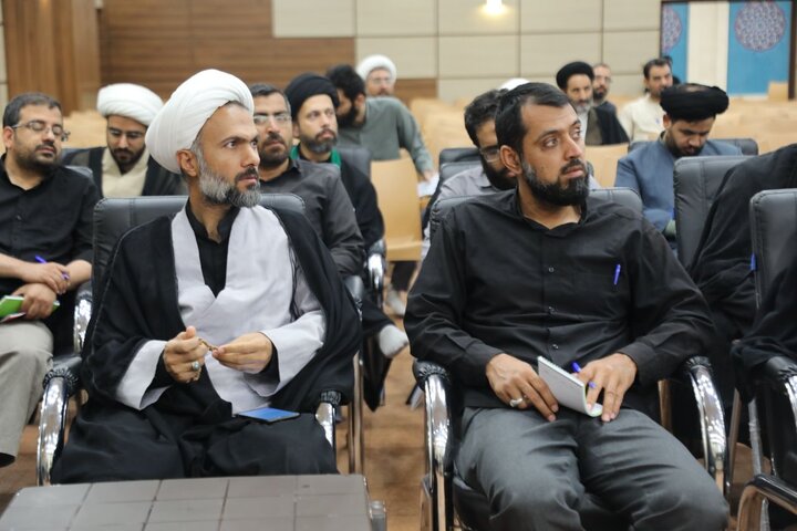 تصاویر/ برگزاری دوره توانمندسازی شیوه‌های مواجهه با نسل نو در حوزه علمیه یزد
