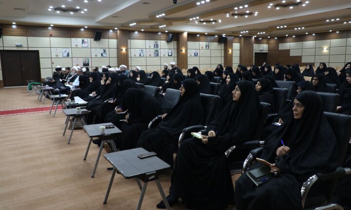 تصاویر/ برگزاری دوره توانمندسازی شیوه‌های مواجهه با نسل نو در حوزه علمیه یزد