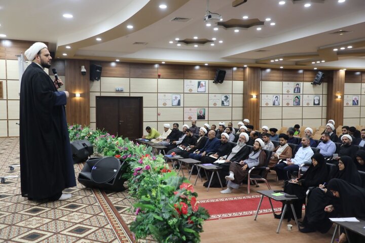 تصاویر/ برگزاری دوره توانمندسازی شیوه‌های مواجهه با نسل نو در حوزه علمیه یزد