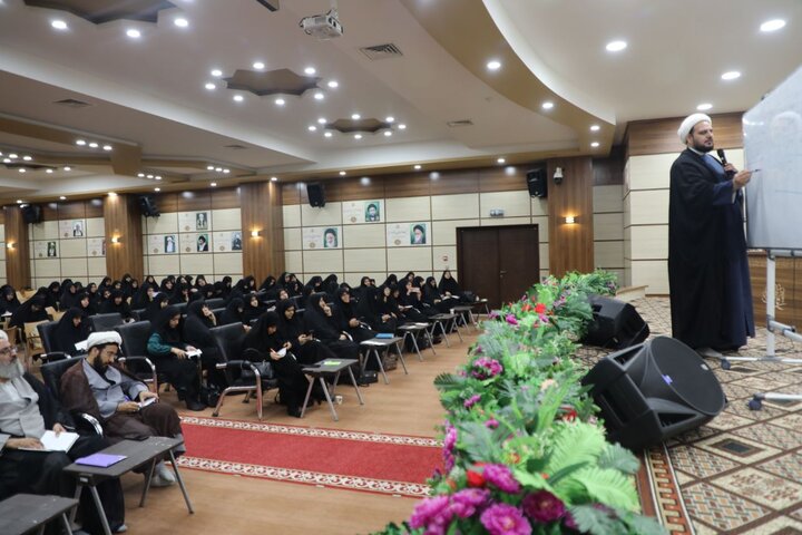 تصاویر/ برگزاری دوره توانمندسازی شیوه‌های مواجهه با نسل نو در حوزه علمیه یزد