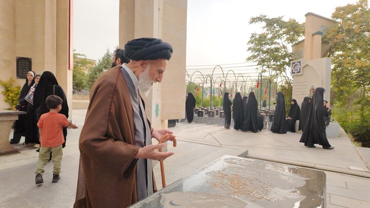 تصاویر/ حضور آیت‌الله موسوی اصفهانی در مزار شهدای همدان