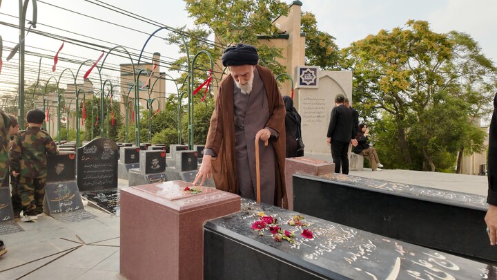 تصاویر/ حضور آیت‌الله موسوی اصفهانی در مزار شهدای همدان