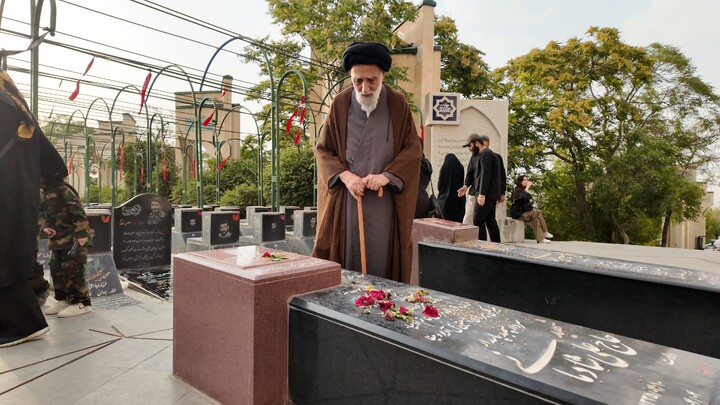 تصاویر/ حضور آیت‌الله موسوی اصفهانی در مزار شهدای همدان