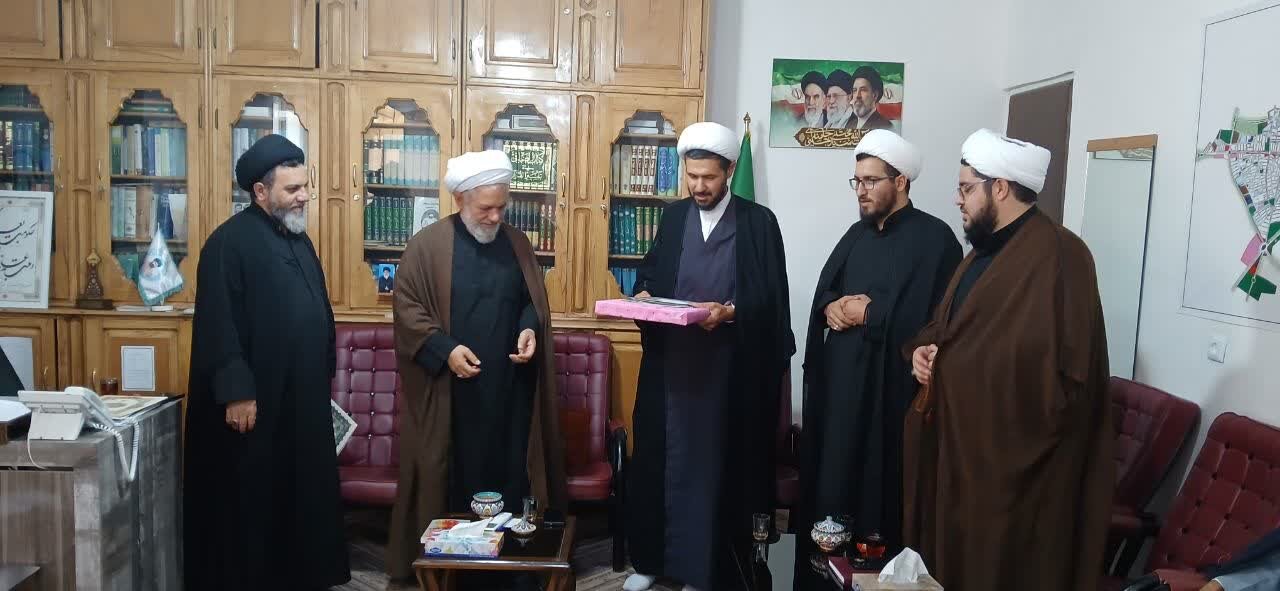 تصاویر/  تکریم و معارفه مدیر جدید مدرسه علمیه اسدآباد