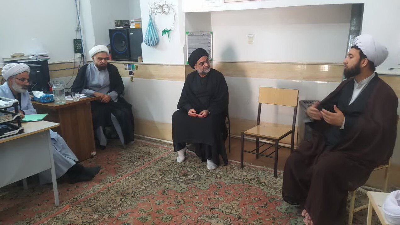 رهبر جامعه اسلامی، نائب امام معصوم(ع) است رهبر جامعه اسلامی، نائب امام معصوم(ع) است