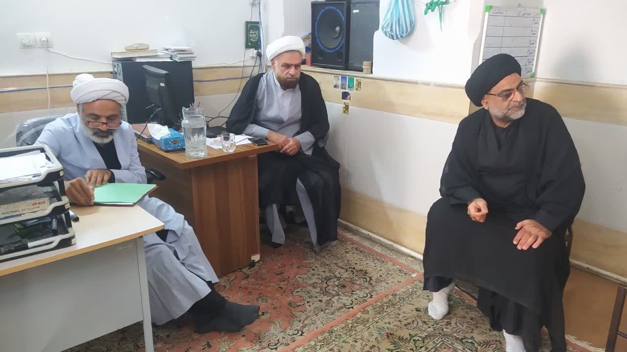 رهبر جامعه اسلامی، نائب امام معصوم است