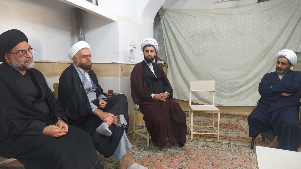 رهبر جامعه اسلامی، نائب امام معصوم است