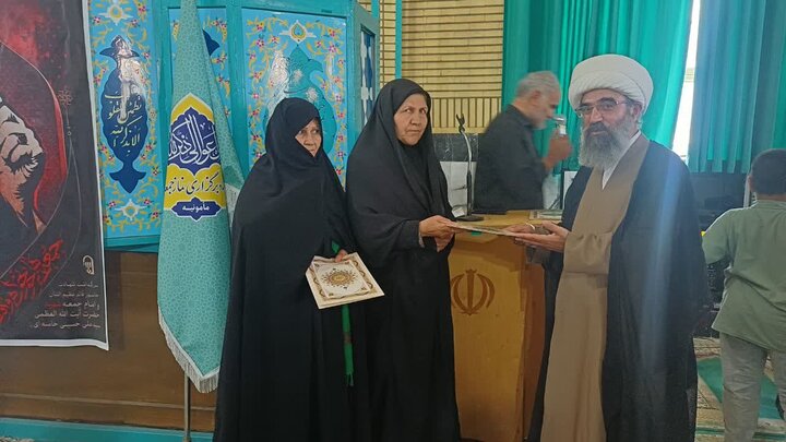 تصاویر/تقدیر امام جمعه شهرستان زرندیه، از پایگاه مقاومت بسیج خواهران یاس نبوی