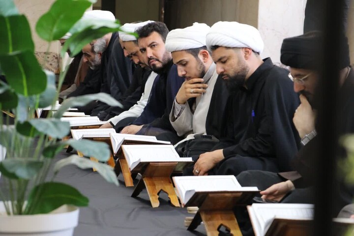 تصاویر |محفل قرآنی"قائد شهید"در حوزه علمیه اصفهان