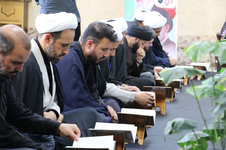 تصاویر |محفل قرآنی"قائد شهید"در حوزه علمیه اصفهان