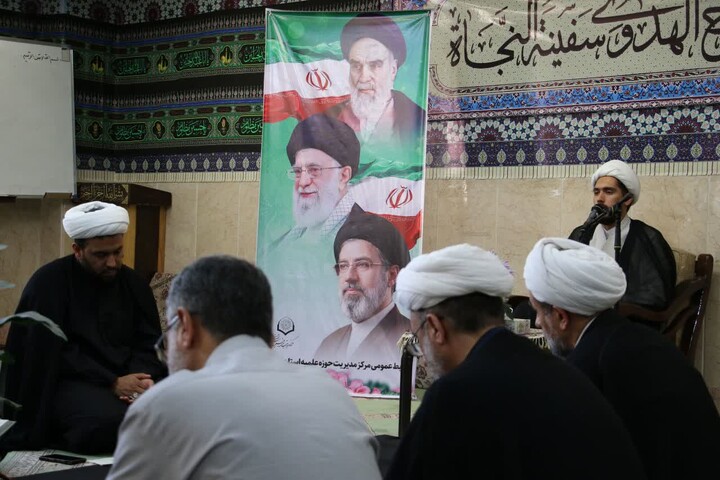 تصاویر |محفل قرآنی"قائد شهید"در حوزه علمیه اصفهان