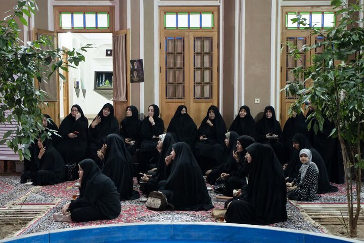 تصاویر/ مراسم شعر خوانی با حضور هنرمندان جوان و پیشکسوت استان برگزار شد