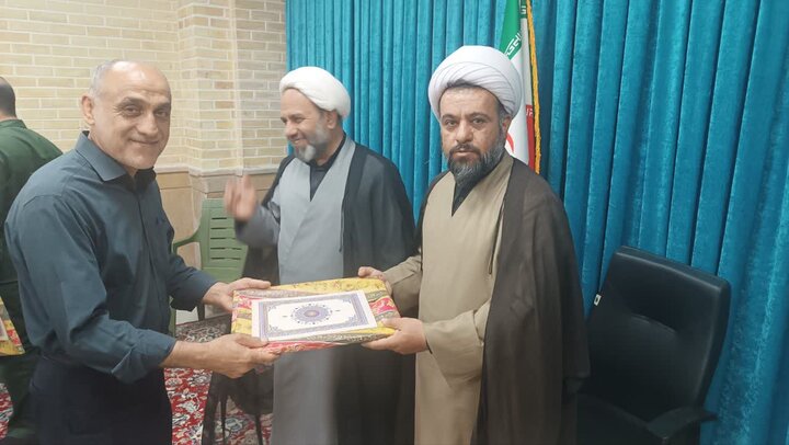 تصاویر / تجلیل از اعضای ستاد نماز جمعه شهر اقبالیه قزوین توسط امام جمعه