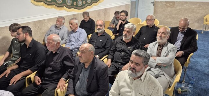 تصاویر/ تجدید میثاق اعضای ستاد نماز جمعه آبیک با شهدا