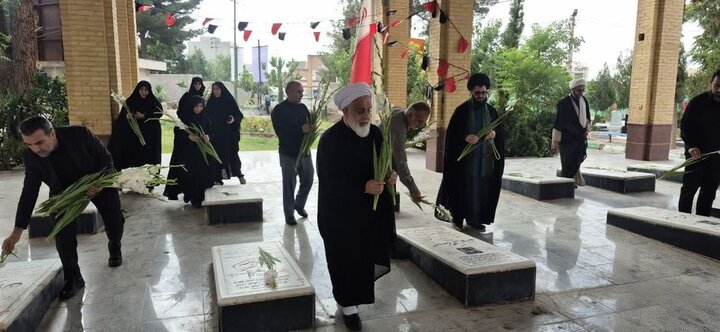 تصاویر/ تجدید میثاق اعضای ستاد نماز جمعه آبیک با شهدا