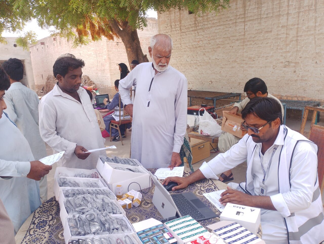 مدرسہ علمیہ دار الحکمت خیرپور میرس سندھ میں فری میڈیکل کیمپ کا اہتمام/سینکڑوں نادار افراد مستفید