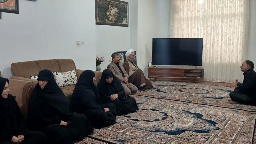 تجلیل مدیر حوزه علمیه خواهران کردستان از خانواده شهید حسابی