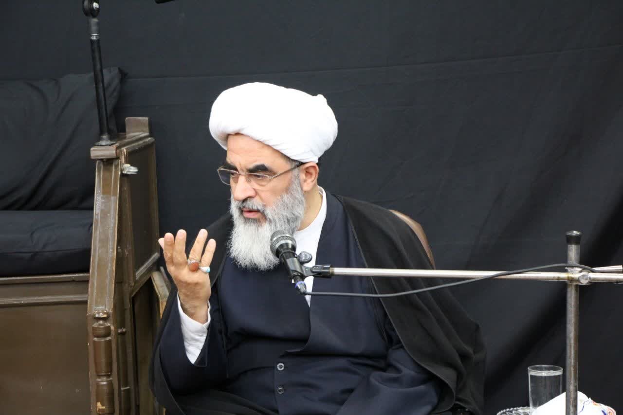 کسی که بگوید «با آمریکا کنار بیاییم» امام حسینی نیست / حضور در تجمعات شبانه تقویت لشکر امام حسین(ع) است