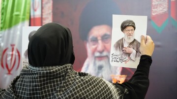 تصاویر/ ادای احترام زائرین قفقازی اربعین حسینی به یادمان قائد شهید در مرز بازرگان