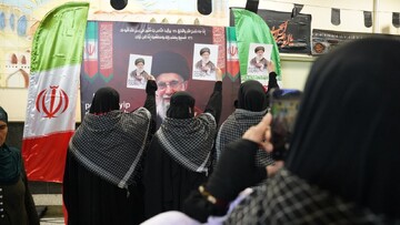 فیلم| عرض ارادت زائرین قفقازی اربعین حسینی به یادمان قائد شهید در مرز بازرگان