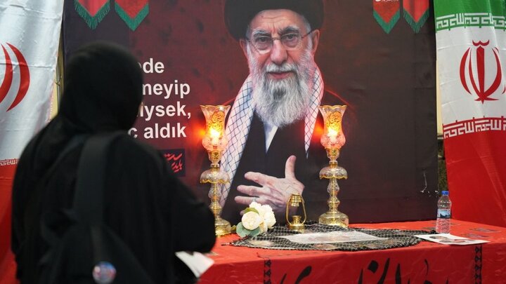 تصاویر/ ادای احترام زائرین قفقازی اربعین حسینی به یادمان قائد شهید در مرز بازرگان