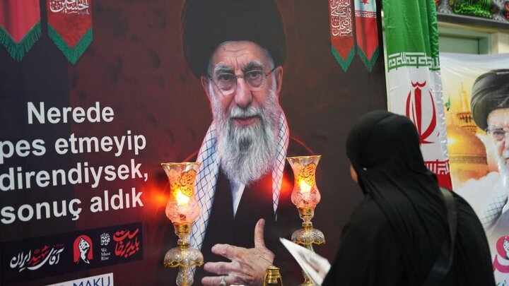 تصاویر/ ادای احترام زائرین قفقازی اربعین حسینی به یادمان قائد شهید در مرز بازرگان