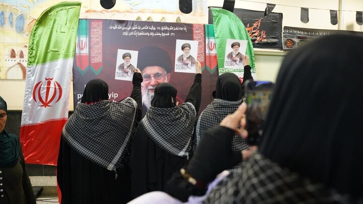 تصاویر/ ادای احترام زائرین قفقازی اربعین حسینی به یادمان قائد شهید در مرز بازرگان