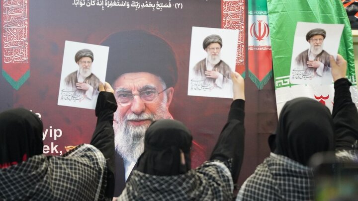 تصاویر/ ادای احترام زائرین قفقازی اربعین حسینی به یادمان قائد شهید در مرز بازرگان