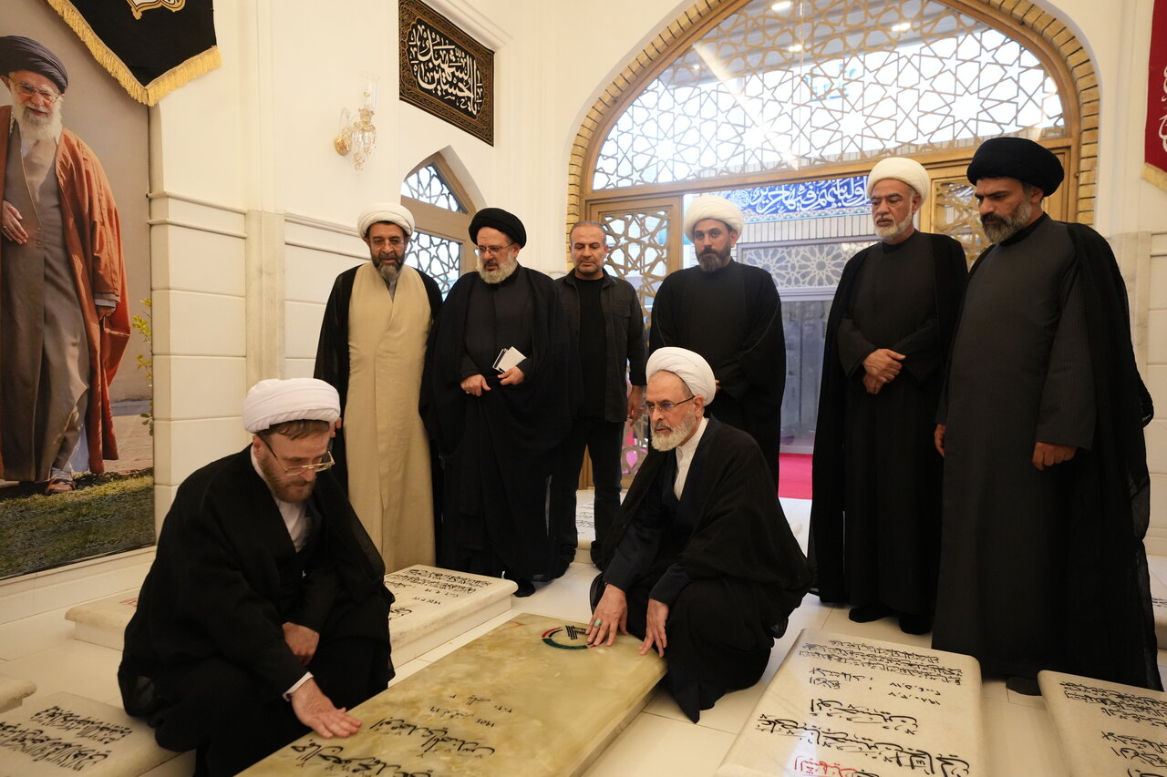تصاویر/ حضور آیت الله اعرافی بر سر مزار شهید ابومهدی المهندس