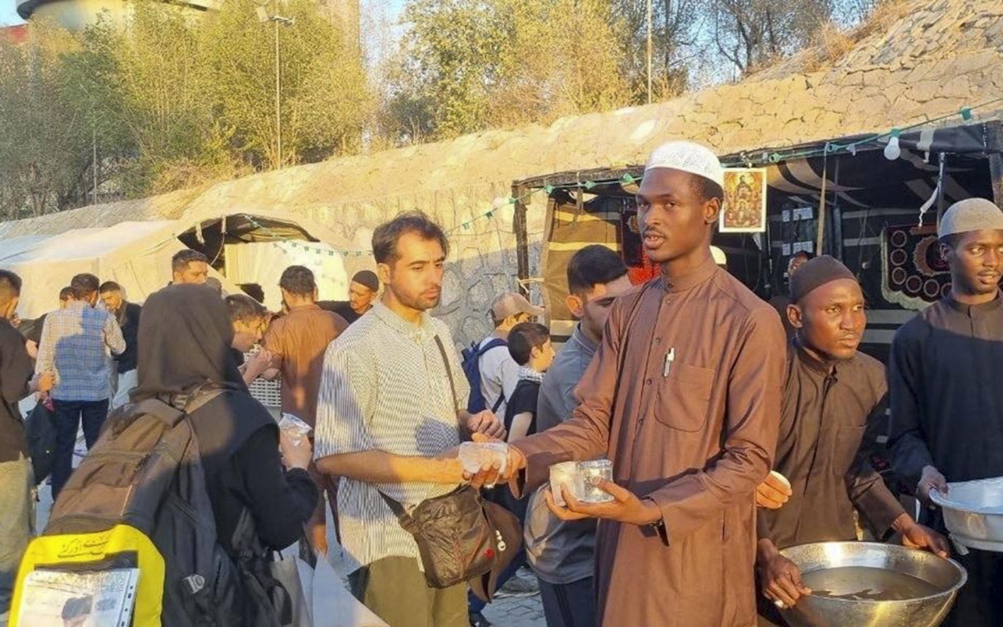 بمشاركة طلاب العلوم الدينية من الجالية الإفريقية.. العتبة العباسية تواصل برنامجها الخدمي لزائري الأربعين في النجف