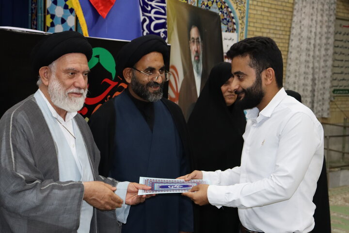 تصاویر/ تجلیل از اعضای ستاد نمازجمعه دیّر