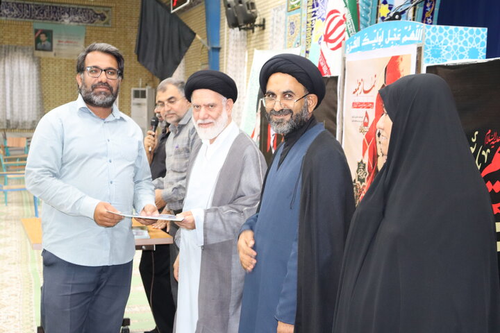 تصاویر/ تجلیل از اعضای ستاد نمازجمعه دیّر