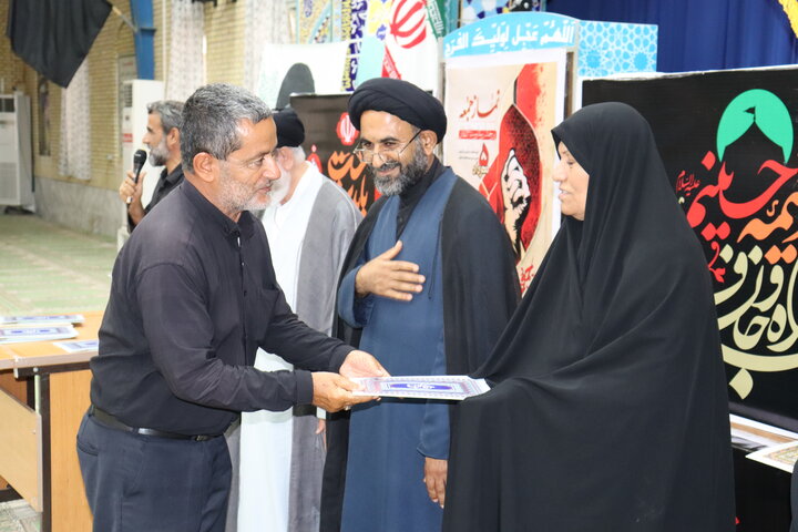 تصاویر/ تجلیل از اعضای ستاد نمازجمعه دیّر