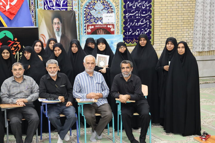 تصاویر/ تجلیل از اعضای ستاد نمازجمعه دیّر