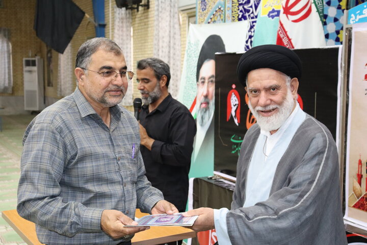 تصاویر/ تجلیل از اعضای ستاد نمازجمعه دیّر