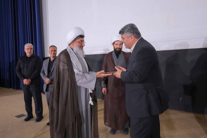 تصاویر/ مراسم گرامیداشت سالروز برگزاری اولین نمازجمعه انقلاب اسلامی در ساوجبلاغ