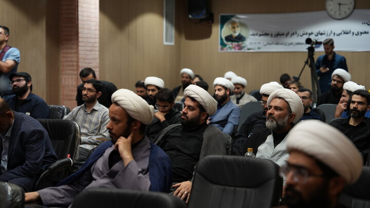 تصاویر/ نشست عصر شعر خون خواهی امام شهید