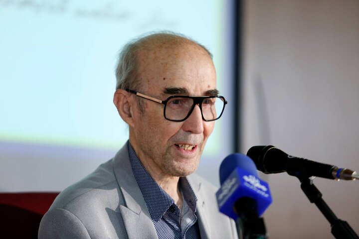 تصاویر/ رونمایی از قرآن زعفرانی کهن‌ترین نسخه کامل مورخ فارسی