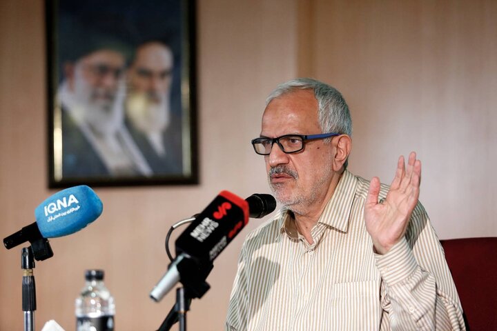 تصاویر/ رونمایی از قرآن زعفرانی کهن‌ترین نسخه کامل مورخ فارسی