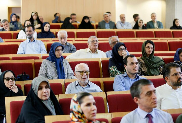 تصاویر/ رونمایی از قرآن زعفرانی کهن‌ترین نسخه کامل مورخ فارسی