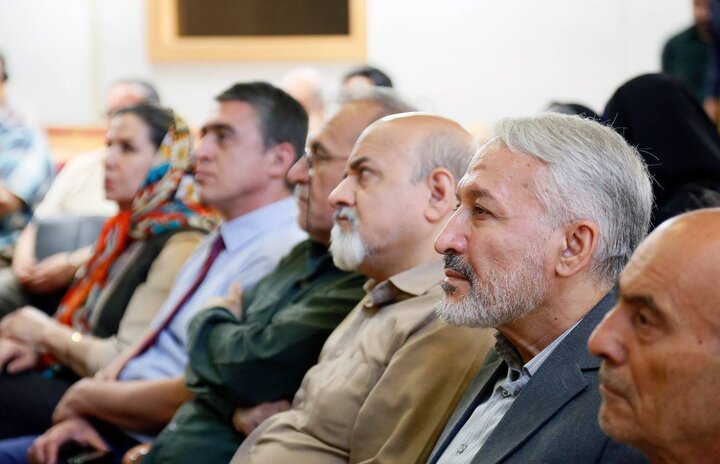 تصاویر/ رونمایی از قرآن زعفرانی کهن‌ترین نسخه کامل مورخ فارسی